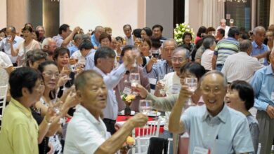 交流会で乾杯する様子