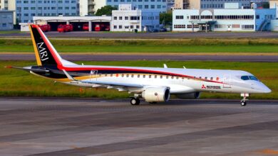 MRJ90 飛行試験一号機（By CHIYODA I Own work, via Wikimedia Commons