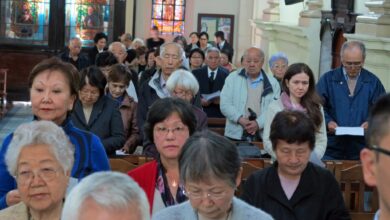 ミサに列席し、祈りを捧げる皆さん