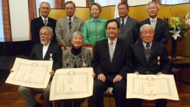 （前列左から）作間さん、香山さん、中前総領事、佐藤さん