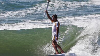 聖火を運ぶサーファーのカルロス・ブルレ氏（Evandreia Buosi/Rio 2016）