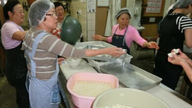 蒸し暑い厨房のなか、かるかん饅頭を蒸し上げる鹿児島県人会