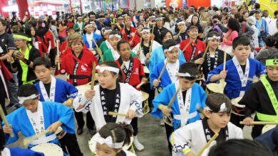 にぎやかに会場を行進する祭り太鼓の子供たち