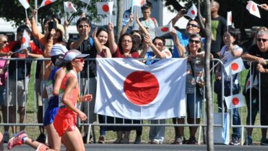 日の丸を掲げ田中智美選手（手前）に声援を送る観衆