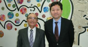 （左から）平田藤義事務局長、大久保委員長