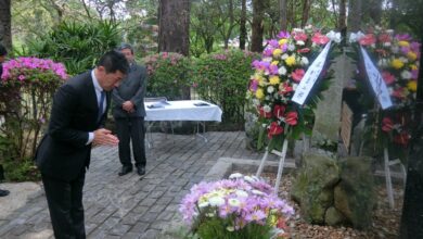 慰霊碑に参拝したあかま総務副大臣