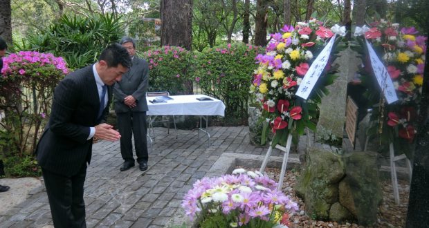 慰霊碑に参拝したあかま総務副大臣