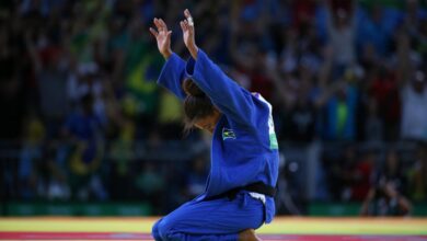 正座して応援団に感謝するラファエラ（Foto: Roberto Castro/Brasil2016）