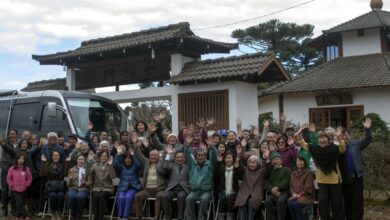 健診会場となったラーモス移住地の八角堂。送別会の後に新診療車の前で万歳（野村俊彦氏撮影）