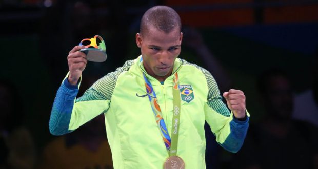 メダルを胸にガッツポーズをとるロブソン（Roberto Castro/Brasil2016）