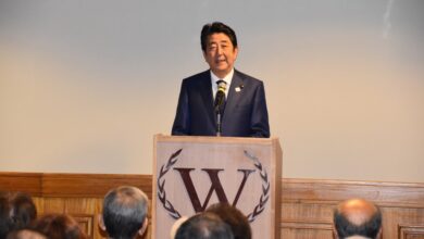 招待された日系人らを前にあいさつする安倍晋三首相（共同）