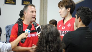 チームのエース渡嘉敷来夢選手（右）を通訳でサポート