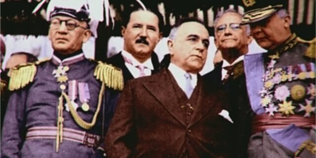 1939年の共和制宣言50周年式典でヴァルガス大統領（前列中央）の右肩後ろに控えるバーロス聖州執政官（By Desconhecido. Colorida por Djalma Gomes Netto. (DIP) [Public domain], via Wikimedia Commons）