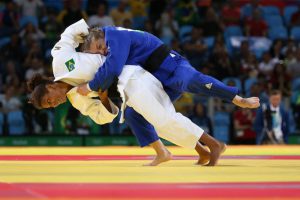 準決勝に臨むラファエラ（左）。ルーマニアの選手を相手に果敢に攻める（Foto: Roberto Castro/Brasil2016）