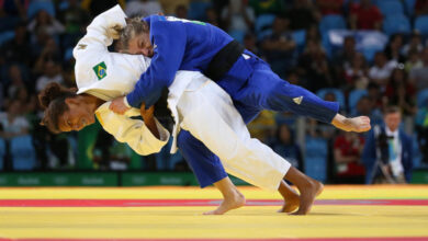 準決勝に臨むラファエラ（左）。ルーマニアの選手を相手に果敢に攻める（Foto: Roberto Castro/Brasil2016）