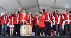 乾杯で開幕を祝う来賓ら