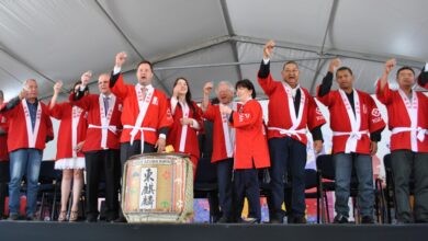 乾杯で開幕を祝う来賓ら