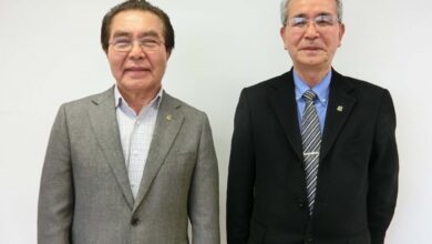 （左から）提出に訪れた与儀副会長と菊地会長