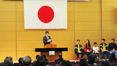 在日日系人こども発表会の講評をする日本財団の石橋亘治さん