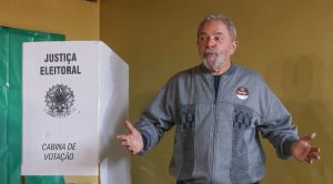 ２日の投票所でのルーラ元大統領（Ricardo Stuckert/Instituto Lula）