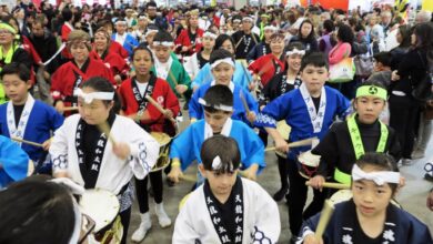 県連日本祭り会場を練り歩く子供たちの太鼓行列。彼らが５０歳代を迎えた時に移民１５０周年は盛大に挙行されるのか