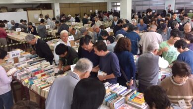 古本市で本を選ぶ人々（文協提供）