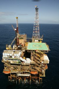 岩塩層下の石油採掘などに使われる石油プラットフォーム（Geraldo Falcão/Agência Petrobras）