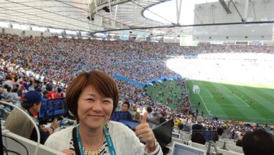 サッカーの試合を取材する岐部大野さん