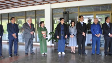 開会式に臨む来賓ら。公園運営は市、文協、企業一体が理想だ（右から埜真会長、クラウジオ副市長、左から２人目が塩崎文協会長）