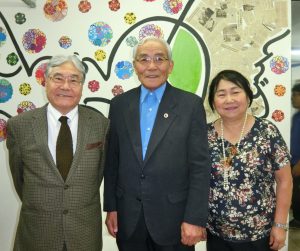 (左から)平崎会長、村上副会長、ことじさん