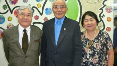 (左から)平崎会長、村上副会長、ことじさん