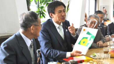 宮崎県人会との交流会にみやげ物を持参し、「いつでも戻ってきて」と県をＰＲする武井政務官