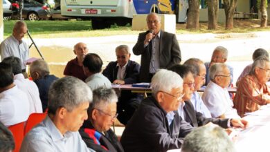 集いの様子（挨拶する山村聖南西会長）