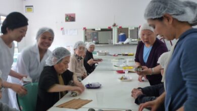 さくらホームで巻き寿司を作る食事イベントの様子（左端が村上さん）