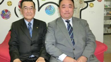 （左から）桜井会長、来伯した保坂講師