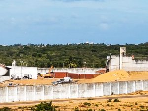 大型コンテナを並べて作られた刑務所内部を隔てる壁＝（Sumaia Villela/Agência Brasil）