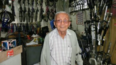 店頭で自転車店の手伝いをする日高さん