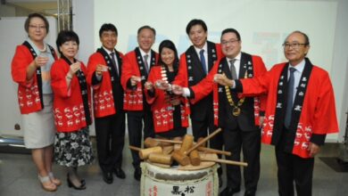 就任を祝い乾杯（右から４人目が中野新会頭）