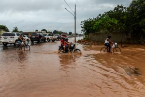 冠水した道路を進む人々（Jose Mendes/Gcom-MT）