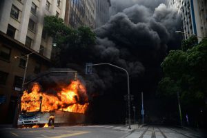 １日のデモ隊と警察の衝突ではバスも燃やされた（Fernando Frazao/Agencia Brasil）