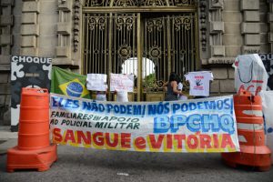 リオの軍警大隊前で抗議する軍警家族（Tomaz Silva/Agência Brasil）