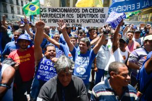 Ｃｅｄａｅ民営化に抗議するデモ隊（Tomaz Silva/Agência Brasil）