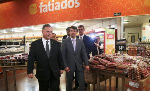 スーパーの食肉販売現場を視察したマッジ農相（José Cruz/Agência Brasil）