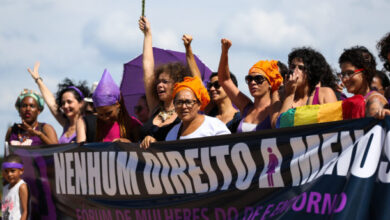 権利削減に反対する横断幕を掲げて行進する女性達（ブラジリア、Marcelo Camargo/Agência Brasil）