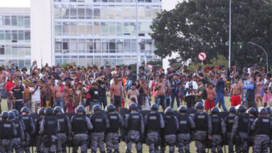 国会議事堂前で警察とにらみ合うブラジル先住民たち（Marcelo Camargo/Agência Brasil）