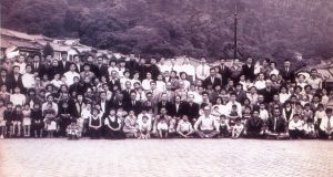 １９５４年５月２０日、神戸移住斡旋所で移住する３０家族一同が記念写真（『グヮポレ移民５０年史』、トレーゼ・デ・セテンブロ文化協会、２００３年）