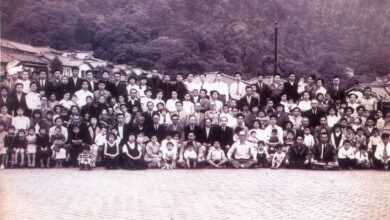 １９５４年５月２０日、神戸移住斡旋所で移住する３０家族一同が記念写真（『グヮポレ移民５０年史』、トレーゼ・デ・セテンブロ文化協会、２００３年）