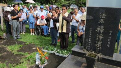 日本人墓地に向かって慰霊ミサをする様子