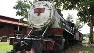 かつてのポルト・ヴェ―リョ駅舎に展示（放置？）されている機関車の実物