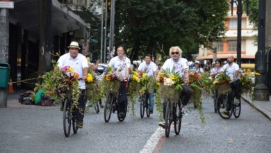 笑顔で自転車を走らせる東さん（前方左）